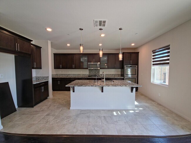 Building Photo - MOVE-IN READY 5+4 in Simi w/mountain views...