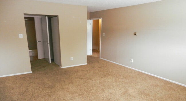Building Photo - 4150 Monroe Dr