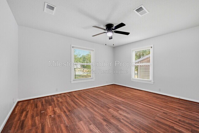 Building Photo - 1006 W Texas St