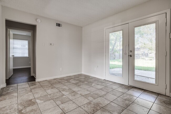 Building Photo - Cozy 3BD Home with Functional Features and...