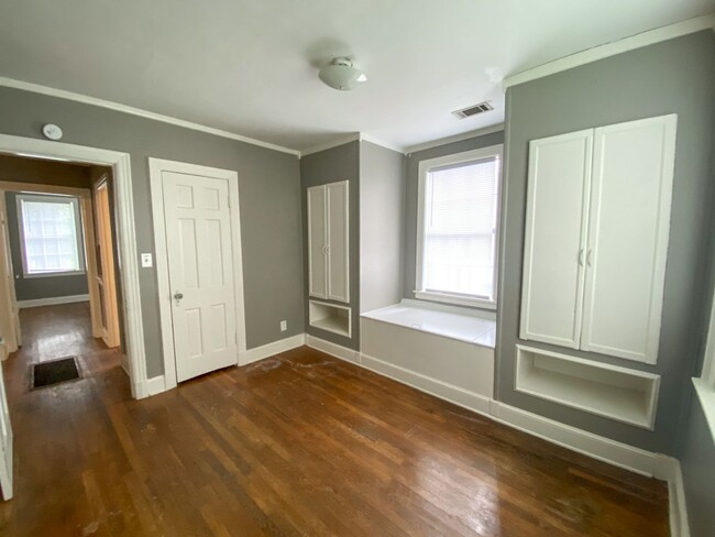 Building Photo - 2 bed, 1 bath with hardwood floors by U of...