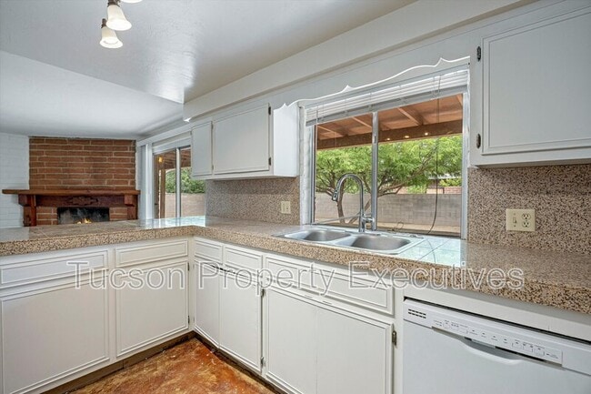 Building Photo - 3534 N Palmer Dr