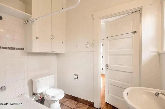 Building Photo - 1347 N Euclid Ave