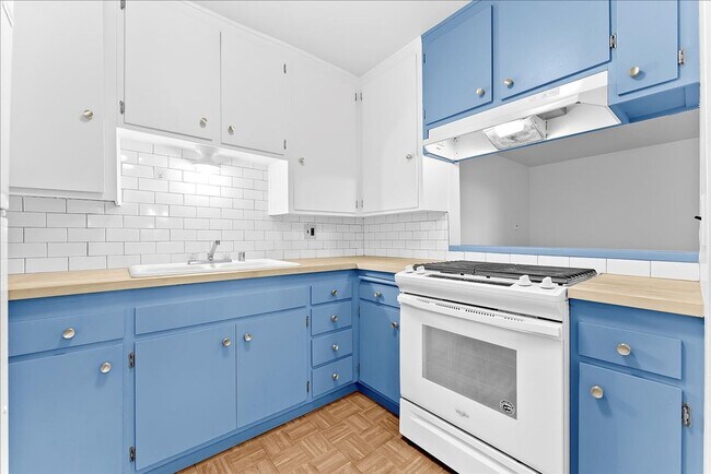 Building Photo - 4909 Sycamore Terrace