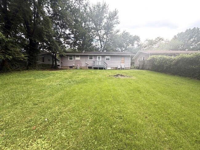 Building Photo - 3 bed 1 bath - Ferguson - park like back yard