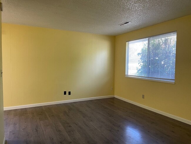Building Photo - Great 1 bedroom, 1 bath cottage ~ nice quiet street