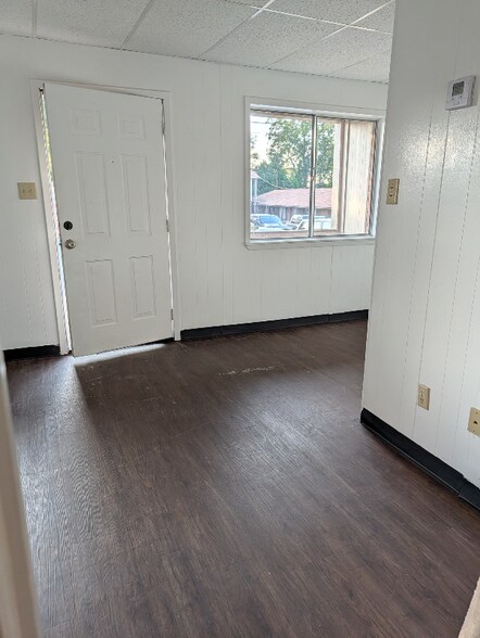 Primary Photo - 104 Holland St