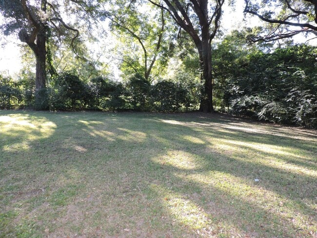 Building Photo - Convenient to interstate, schools & shopping!