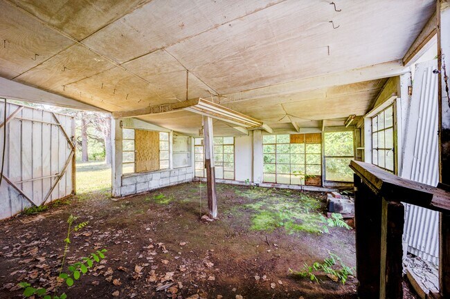 Building Photo - Freshly Updated 3 Bedroom Home