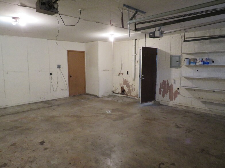 Building Photo - 331 Trafalgar Rd