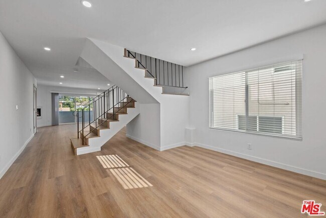 Building Photo - 2449 Beachwood Dr