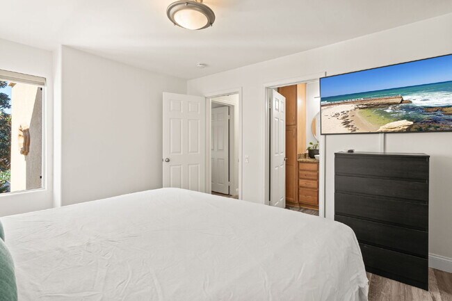 Building Photo - 3BR/2BA Condo with Vaulted Ceilings, Close Proximity to UCSD and Medical Centers! Available APRIL...