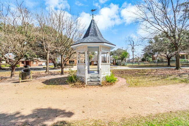 Building Photo - 620 Rutland St