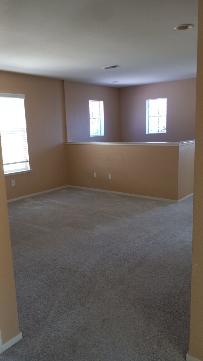 Building Photo - 3034 Roadrunner Dr