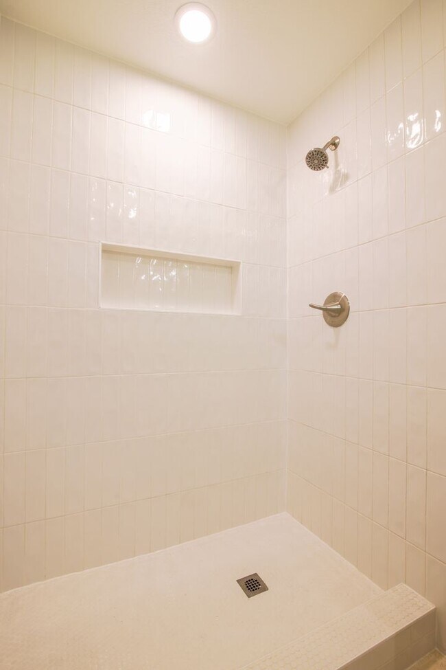 Building Photo - Beautiful 2-bedroom, 1-bathroom townhouse located in the vibrant city of El Paso
