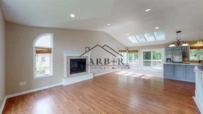 Building Photo - Single Family Home with Vaulted Ceilings!