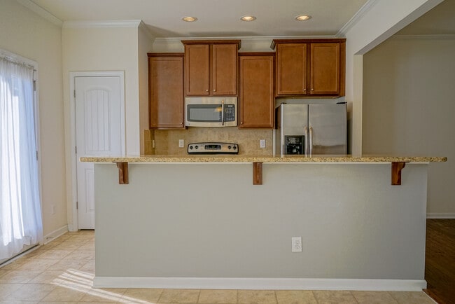 Building Photo - Townhome | Washer/ Dryer Included  |Fenced...