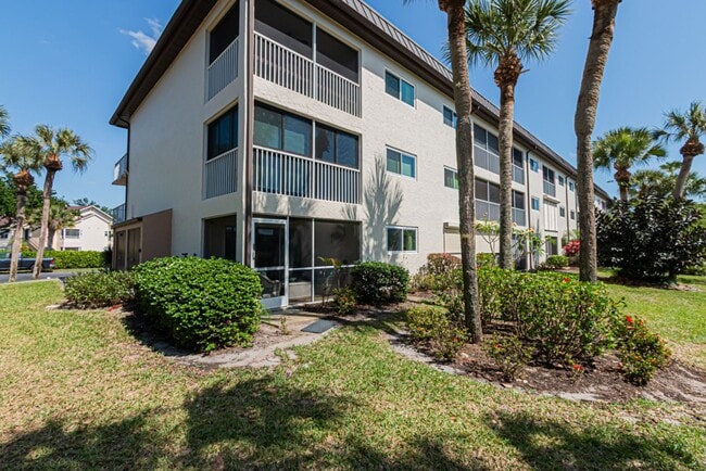 Building Photo - Ground Floor End Unit 2-Bed Condo with Lake Views | AVAIL NOW