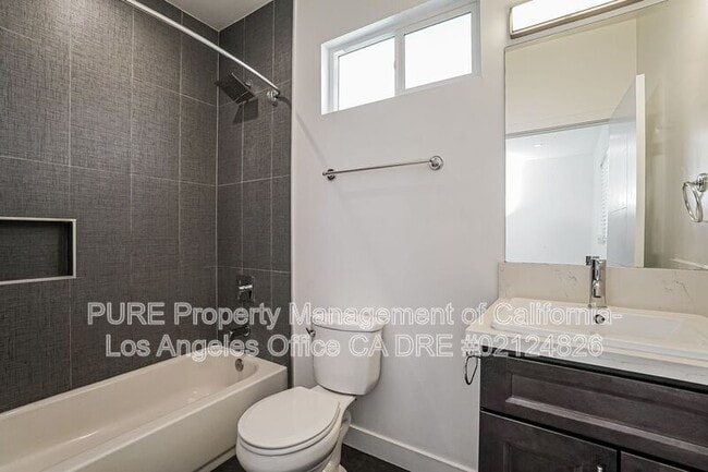 Building Photo - 1342 N Kenmore Ave