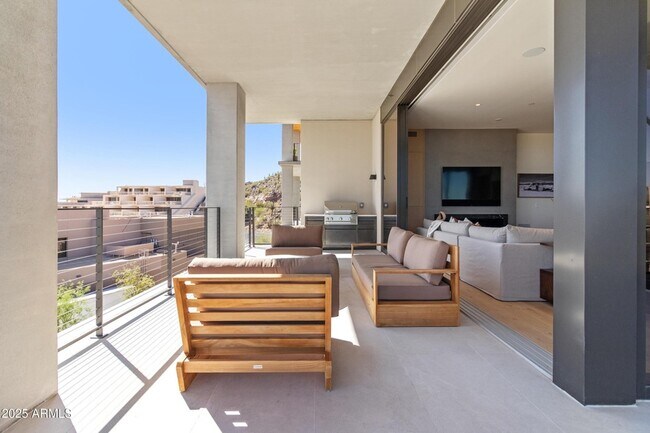 Building Photo - 5000 N Camelback Rdg Dr