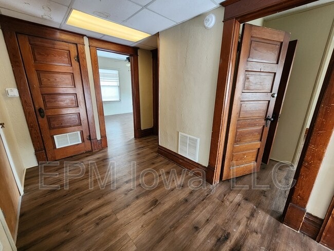 Building Photo - 604 1/2 West Seerley Boulevard