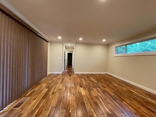 Building Photo - SUNNYVALE - Sunnyvale Updated 4-Bed, 2-Bat...