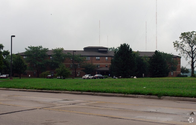 Building Photo - Charles Crest II