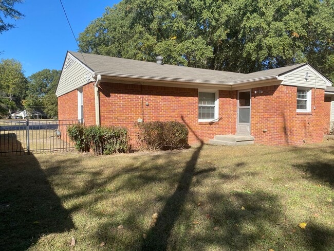 Building Photo - Spacious Home in High Point Terrace, on the Greenline
