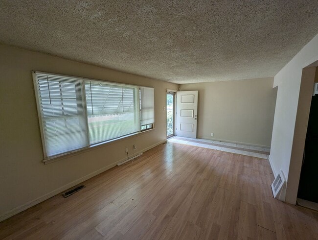 Building Photo - Cute & Cozy on Coburg Lands