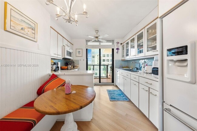 Building Photo - 2575 S Bayshore Dr