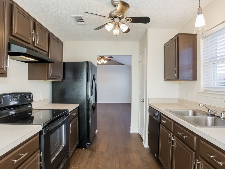 Building Photo - 2370 Stagecoach St