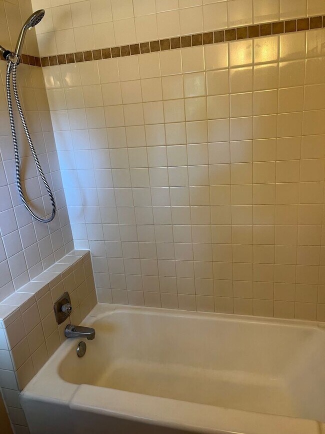 Building Photo - 2 bedroom 1 bathroom house