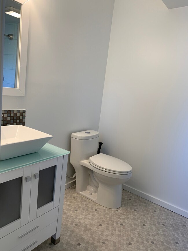 Building Photo - Very Cute 2 bedroom, 3/4 bath updated home...