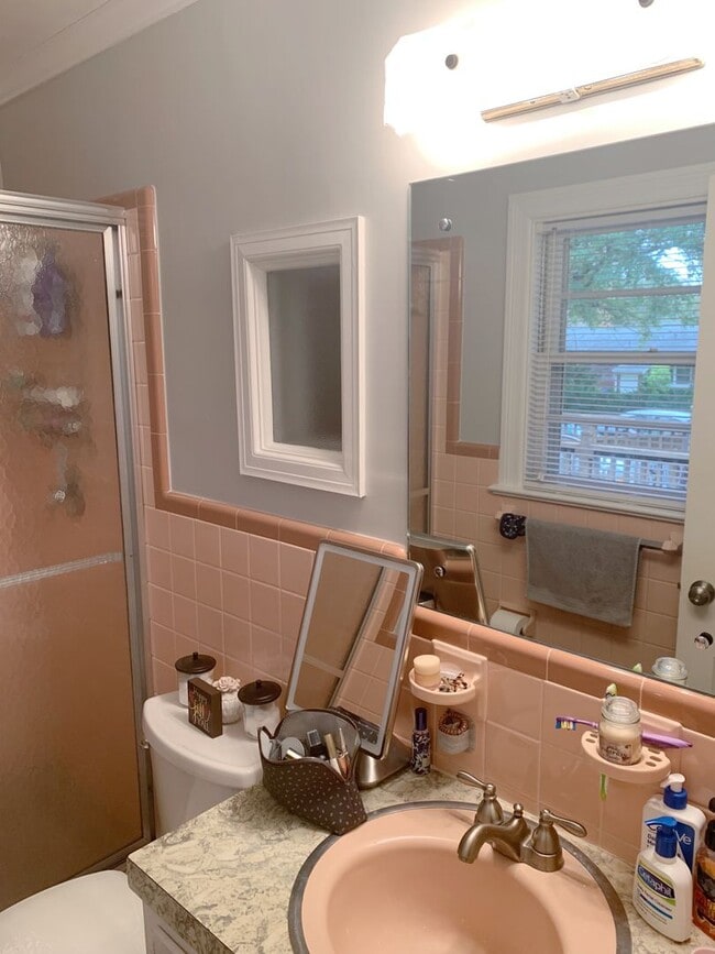 Building Photo - Beautiful 4 Bedroom 2 Bathroom home in the...