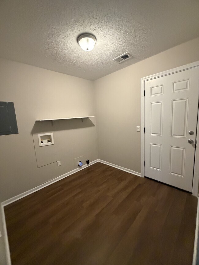 Building Photo - 124 Hampton Dr