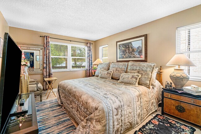 Building Photo - 374 Golfview Rd