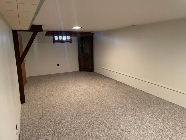Building Photo - 420 E Maple St