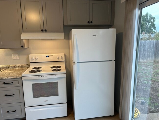 Building Photo - Beautifully updated 2 bed/1bath duplex in Thurston!