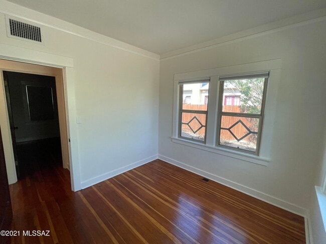 Building Photo - 1041 E Grant Rd