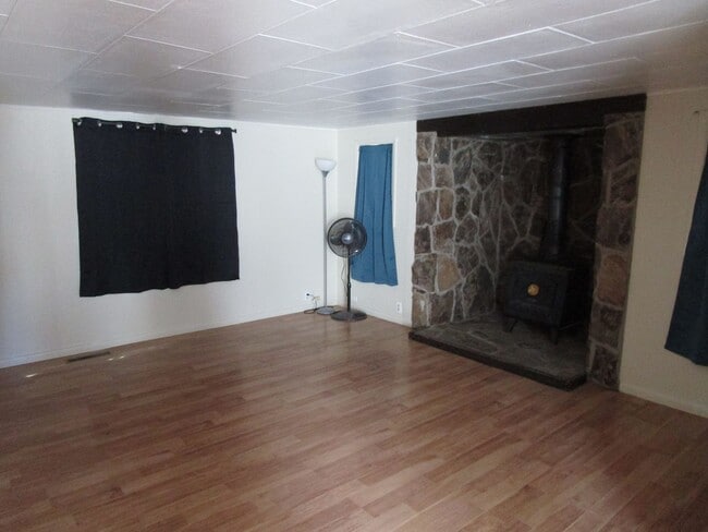 Building Photo - *APPLICATIONS PENDING* 3 Bedroom Home on 3/4 Acre - Available Soon!