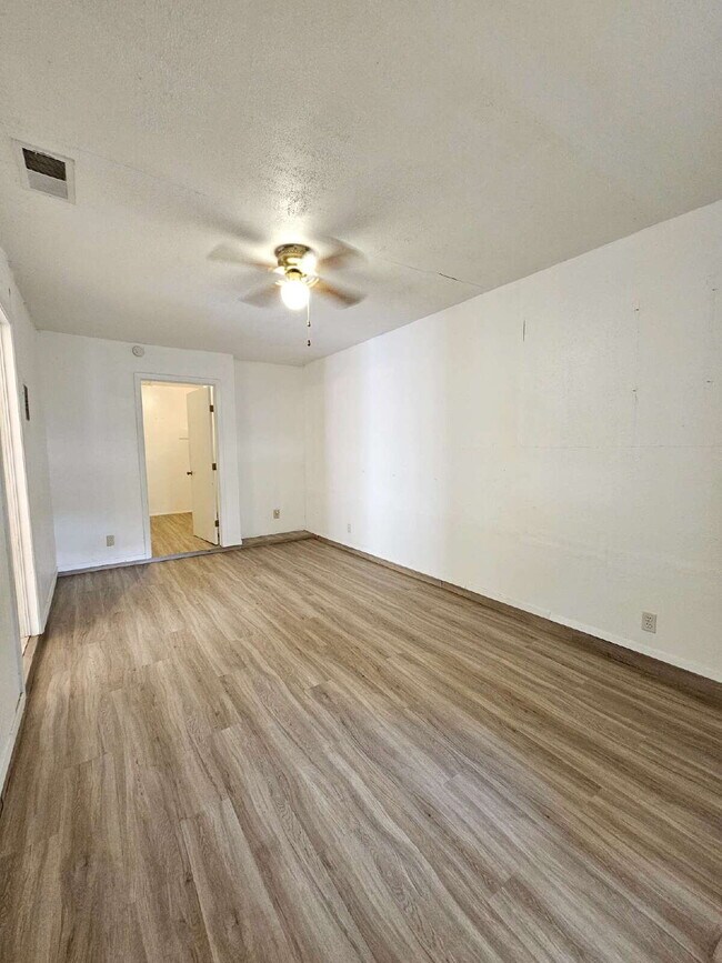 Building Photo - 2 bed/1 bath duplex with flex room- 2 WEEK...