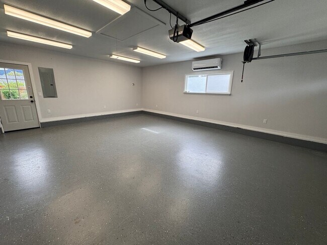 Building Photo - Spacious 4-Bedroom Home in North Springfield