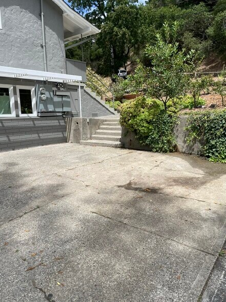 Entrance steps leading to this home. - 101 Granlee Rd