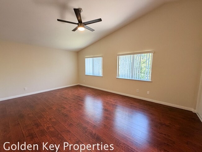 Building Photo - Move-in ready 4 bedroom / 3 bathroom home in Oceanside!