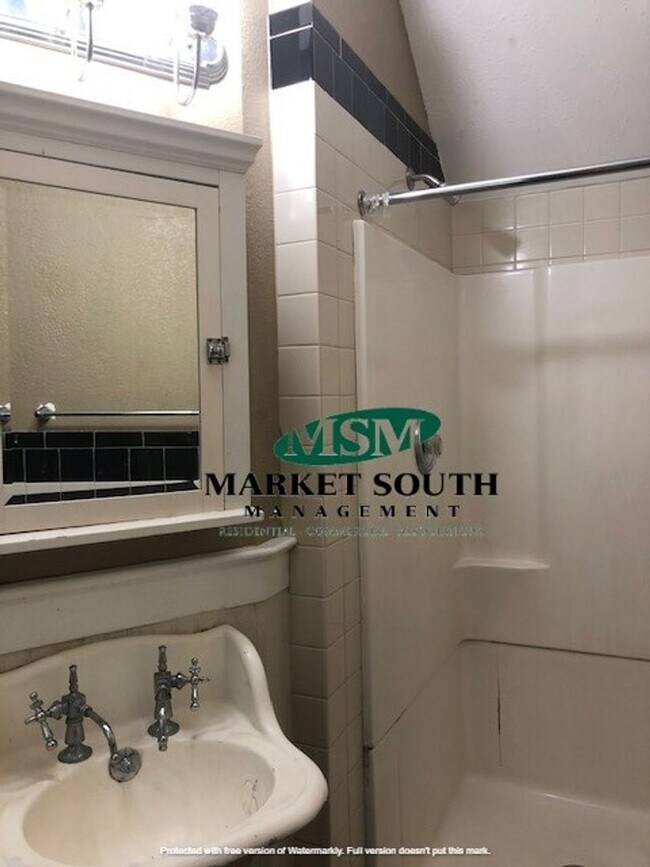 Building Photo - *APPLICATION PENDING!* DOWNTOWN 3 BEDROOM!