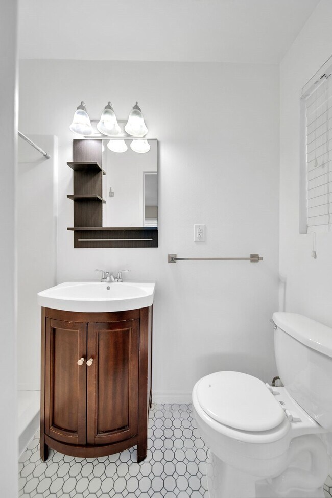 Building Photo - 1607 Willowby Dr