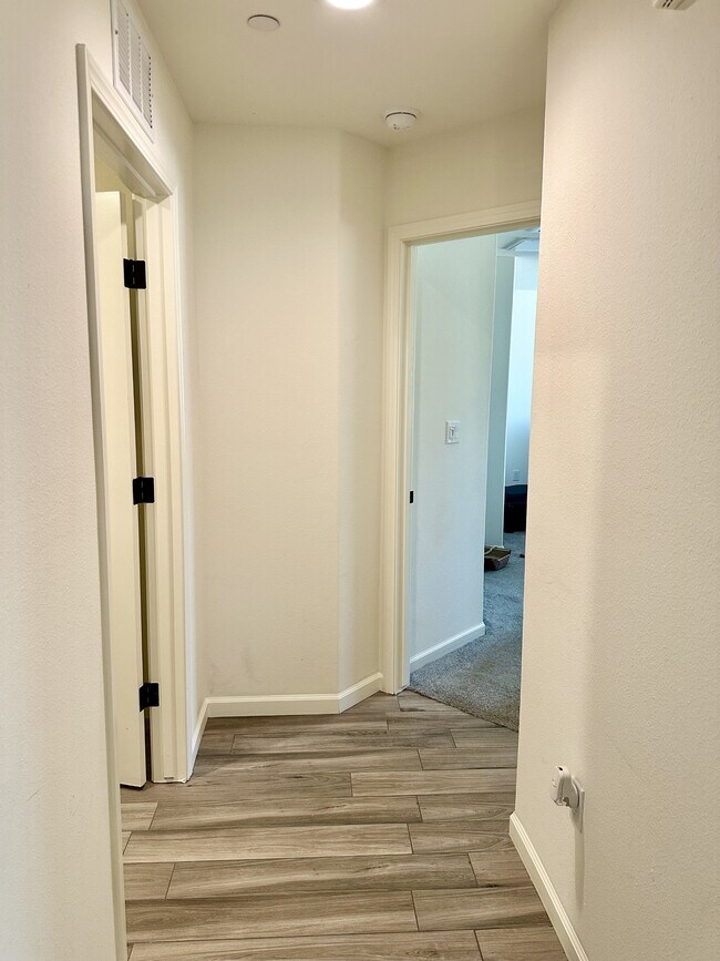Building Photo - 677 Country Pl