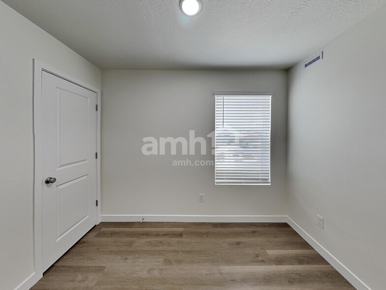 Building Photo - 1232 W Mahogany St