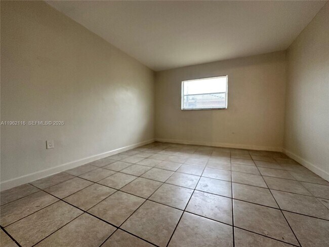 Building Photo - 1008 NW 45th Ave