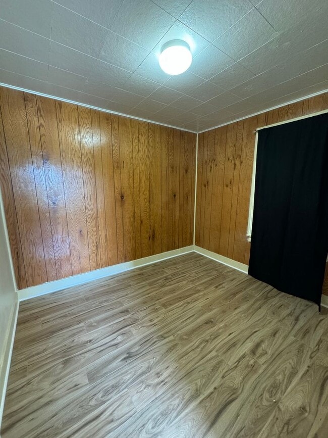 Building Photo - Vintage 2 bed 1 bath with view and basement